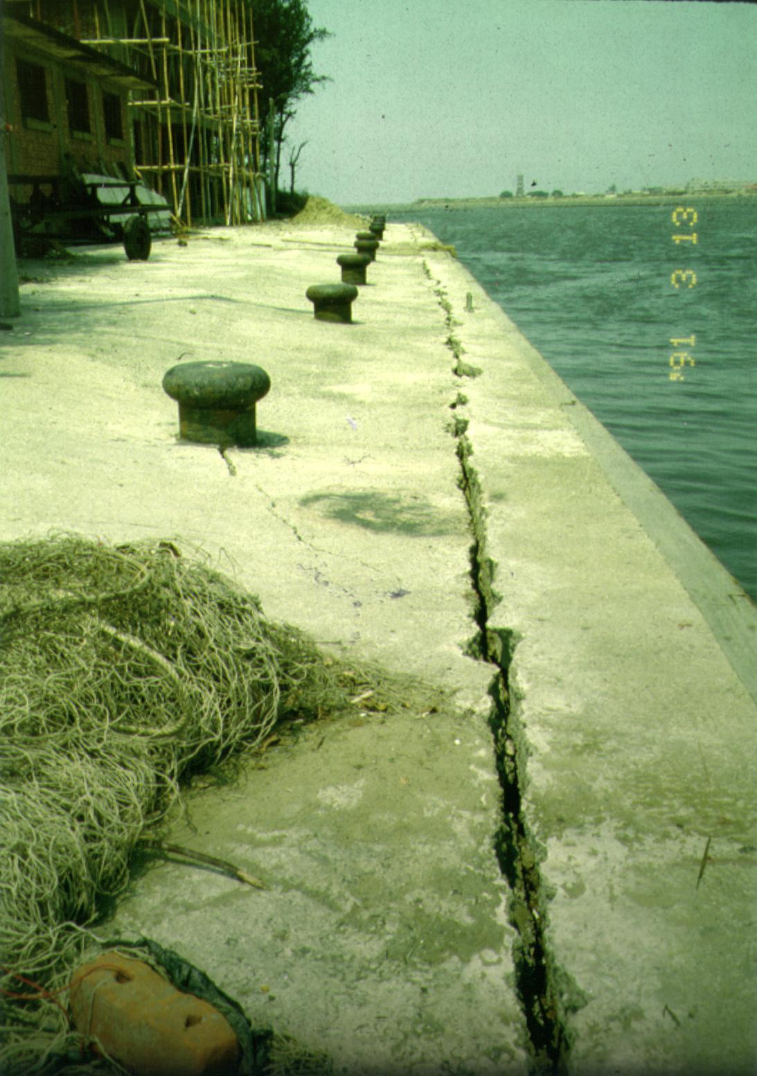 臺南市將軍區(臺南縣將軍鄉)將軍魚港碼頭地裂陷落。(溫國樑博士提供)